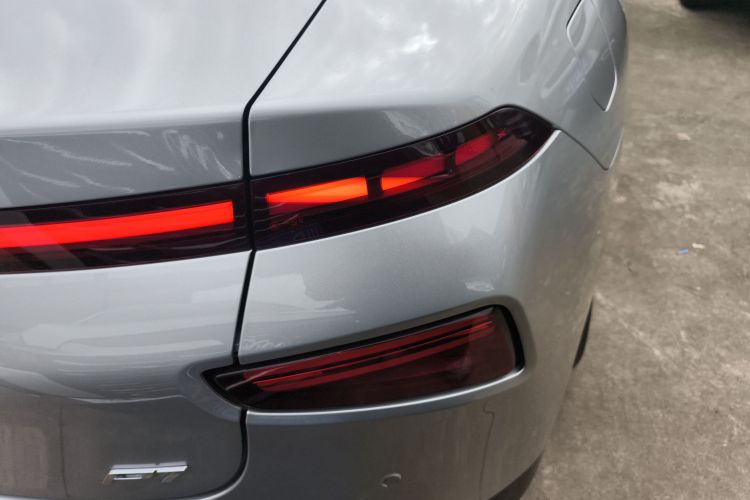 小鹏P7 2021款 480G车身外观9