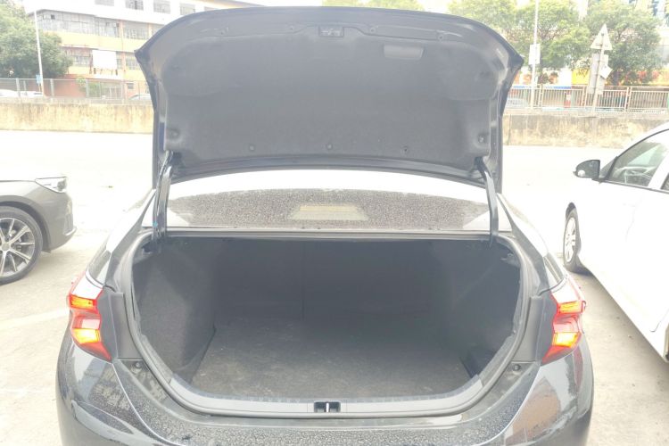 丰田 雷凌 2017款 改款 185T CVT精英版 国V机舱底盘23