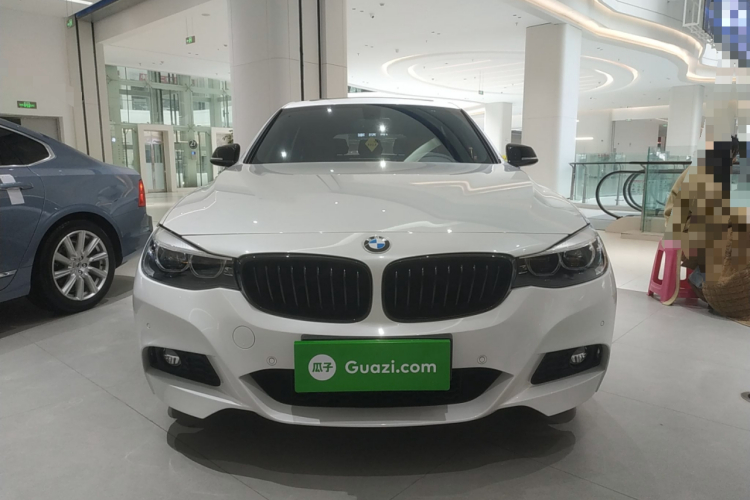 宝马3系GT 2020款 320i M运动曜夜版车身外观2