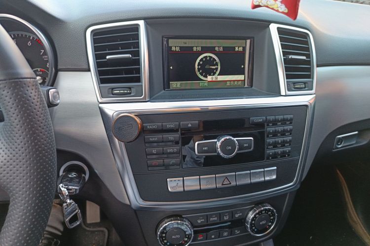 奔驰M级 2014款 ML 320 4MATIC中控内饰16