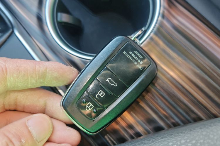 丰田 凯美瑞 2019款 改款 2.0G 豪华版中控内饰11