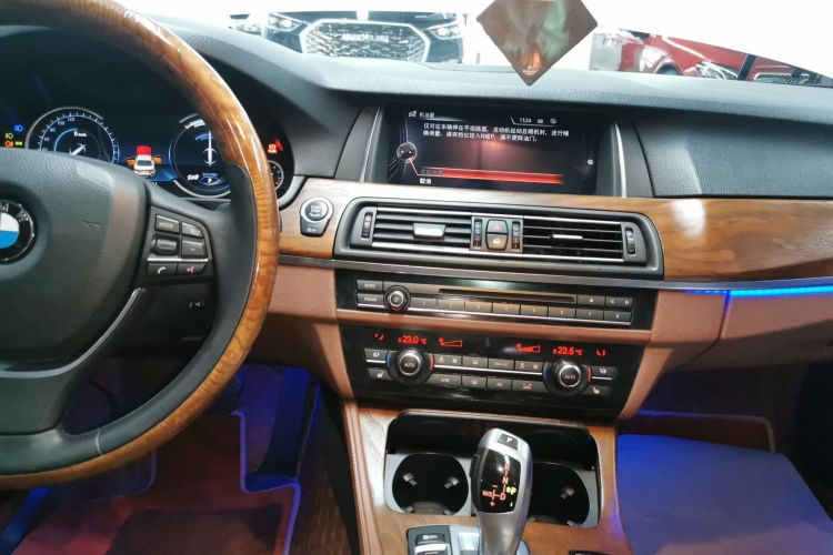 宝马5系 2014款 528Li 领先型中控内饰16