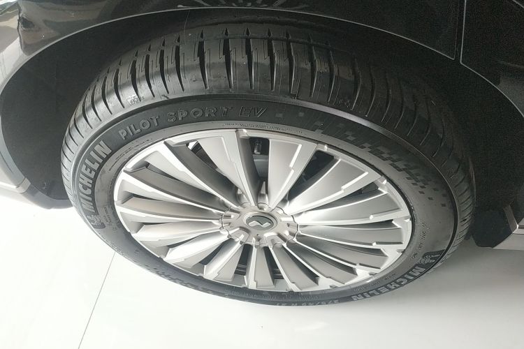 乐道L90 2025款 Ultra 六座版车身外观6008