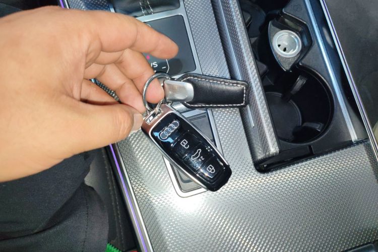 奥迪A6L新能源 2020款 55 TFSI e quattro中控内饰7001