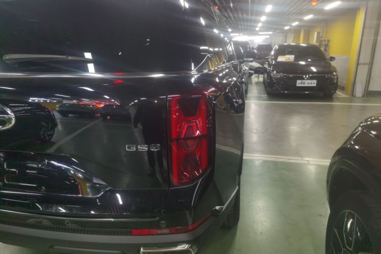 广汽传祺 传祺GS8 2022款 领航系列 2.0TGDI 两驱豪华智联版（七座）车身外观9