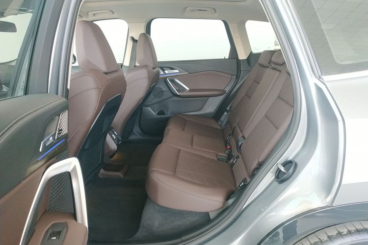 宝马iX1 2023款 xDrive30L X设计套装中控内饰21