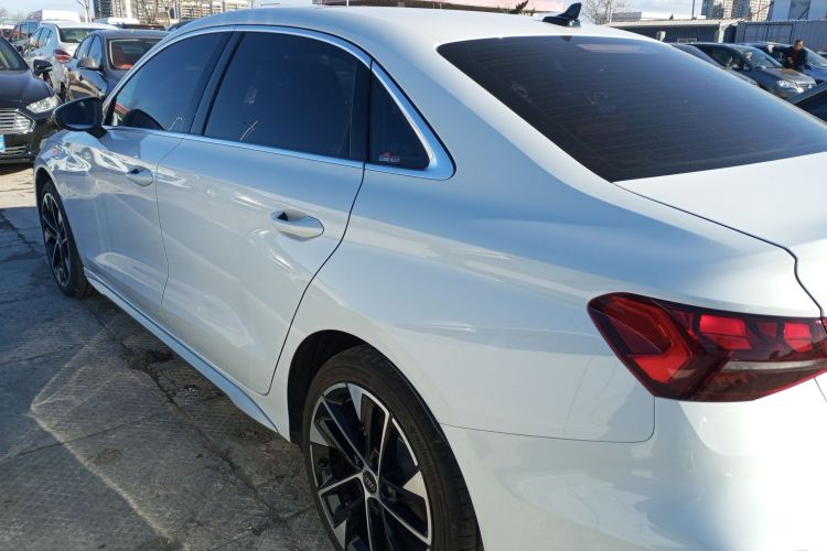 奥迪A3 2025款 A3L Limousine 35TFSI 飞驰尊享型车身外观4