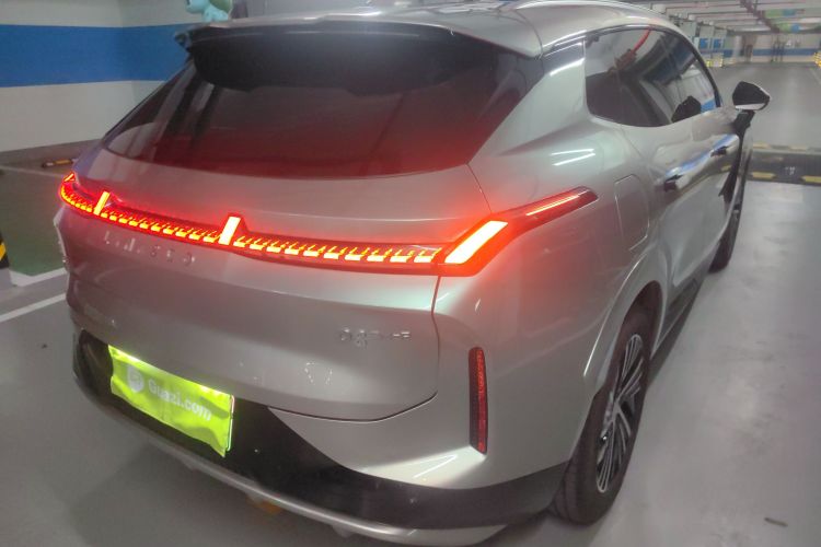 领克08 EM-P 2025款 120km 长续航Halo车身外观7