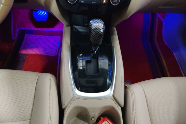 日产 奇骏 2014款 2.5L CVT领先版 4WD中控内饰18