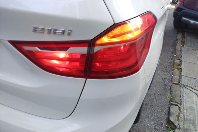 宝马2系多功能旅行车 2015款 218i 领先型车身外观9