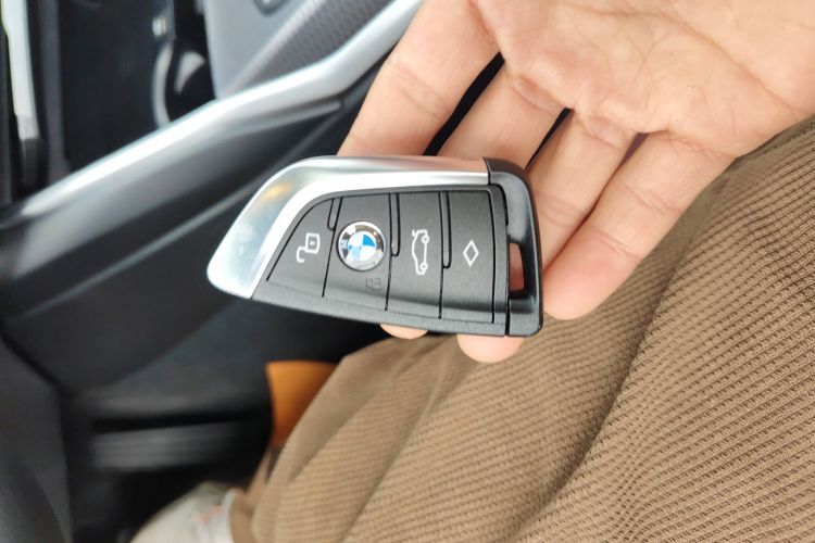 宝马3系 2025款 330Li 尊享型 M运动曜夜套装中控内饰7001