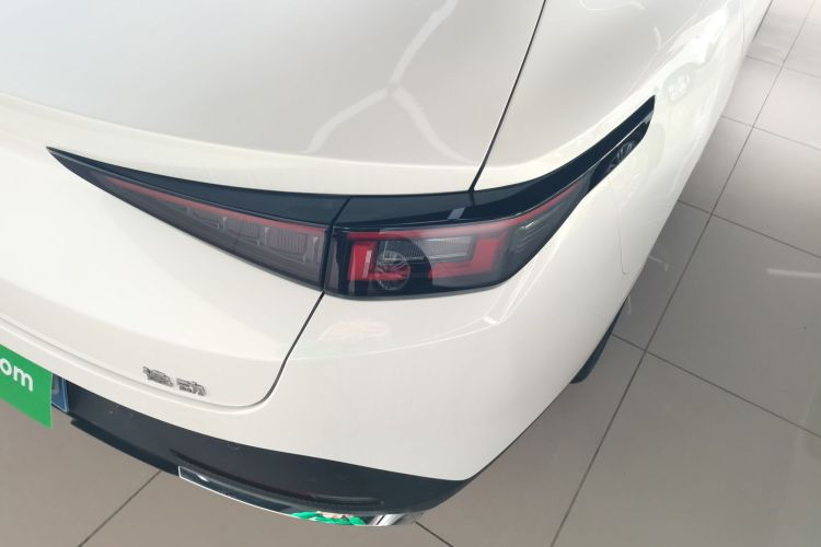 长安 逸动 2024款 1.5T GDI自动 尊贵型车身外观9