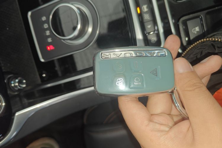 捷豹XEL 2018款 2.0T 250PS 尊享版中控内饰11