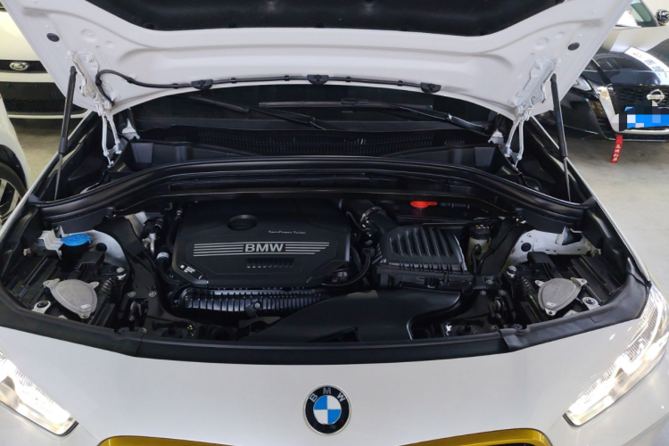 宝马X2 2023款 xDrive 25i 曜熠版机舱底盘24