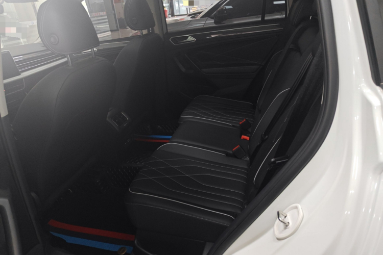 大众 途观L 2025款 出众款 330TSI 自动两驱R-Line龙耀版中控内饰7004