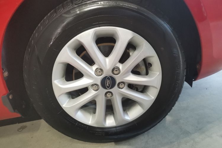 福特 福克斯 2013款 两厢经典 1.8L 自动基本型车身外观10