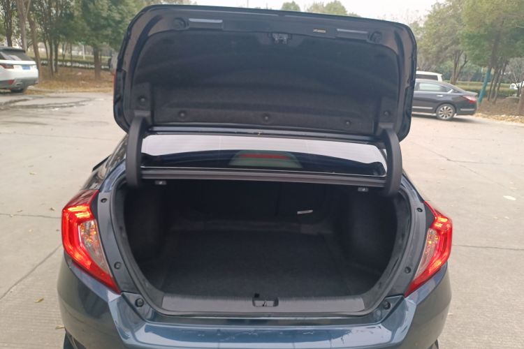 本田 思域 2016款 220TURBO CVT豪华版机舱底盘23