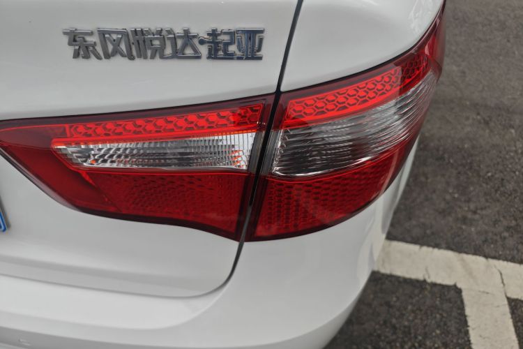 起亚K2 2012款 三厢 1.4L MT GLS纪念版车身外观9