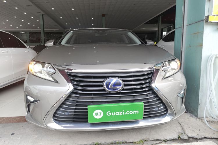 雷克萨斯ES 2017款 300h Mark Levinson舒适版车身外观2