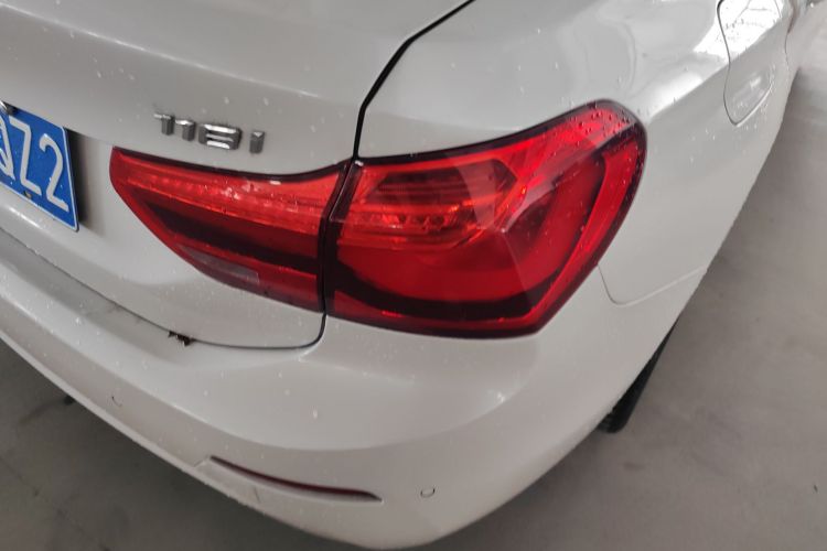 宝马1系 2019款 118i 时尚型车身外观9