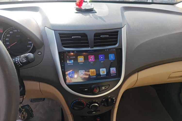 现代 瑞纳 2010款 三厢 1.4L 自动时尚型GT局部细节16