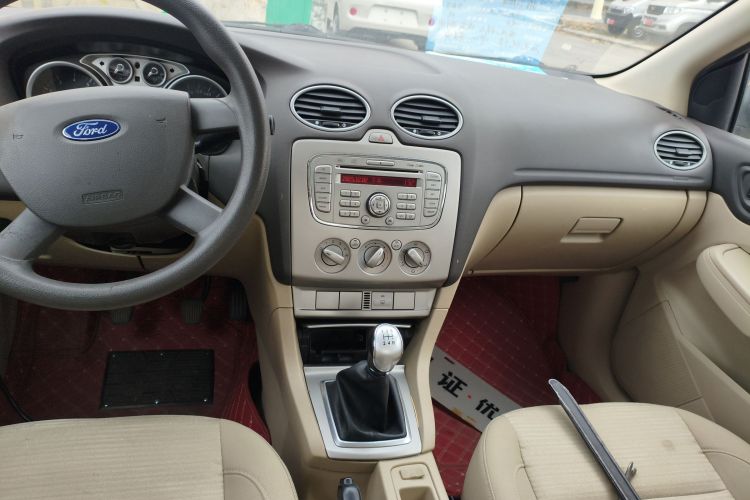 福特 福克斯 2013款 三厢经典 1.8L 手动基本型中控内饰16