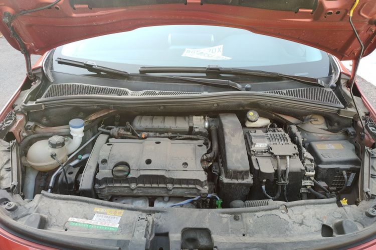 标致2008 2018款 1.6L 自动潮流版机舱底盘24