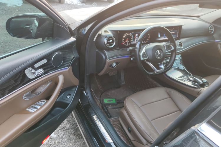 奔驰E级 2016款 E 300 L 运动豪华型中控内饰7003