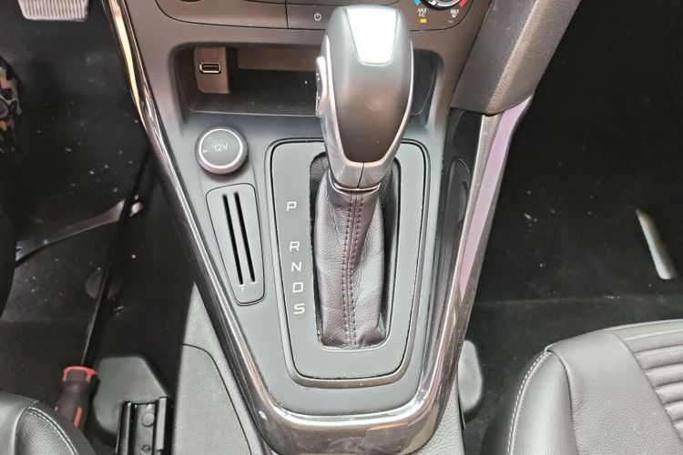 福特 福克斯 2018款 三厢经典 1.6L 自动风尚型智行版中控内饰18