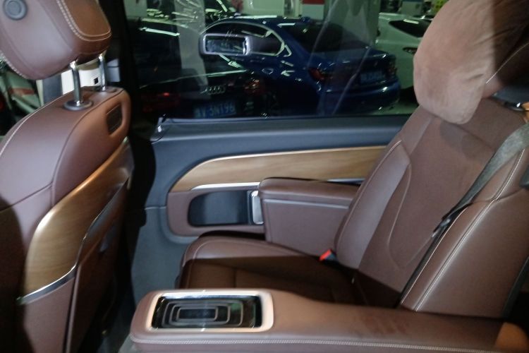 奔驰V级 2022款 V 260 L 长轴距豪华版中控内饰7006