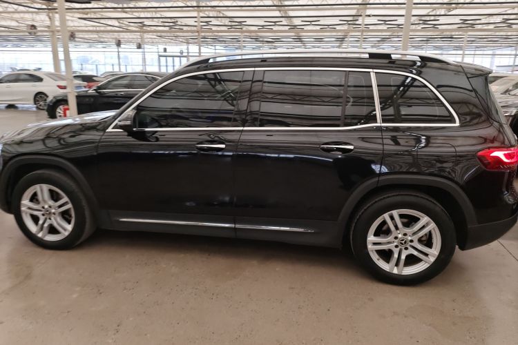 奔驰GLB 2022款 GLB 220 动感型车身外观4