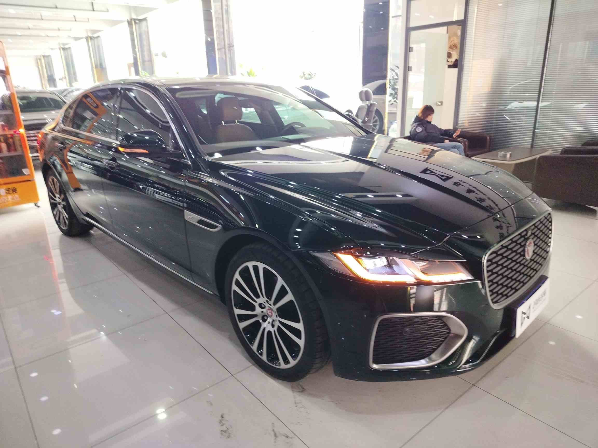 捷豹XFL 2024款 2.0T P250 两驱尊享豪华版(5)