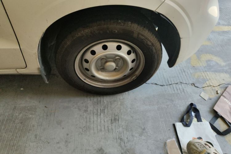 五菱汽车 五菱宏光V 2022款 1.5L劲取版液压助力LAR车身外观6007