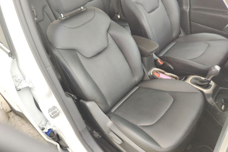 Jeep 自由侠 2018款 互联大屏版 180T 自动高能版局部细节41