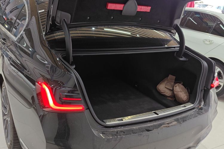 宝马7系 2019款 740Li 领先型 M运动套装机舱底盘23