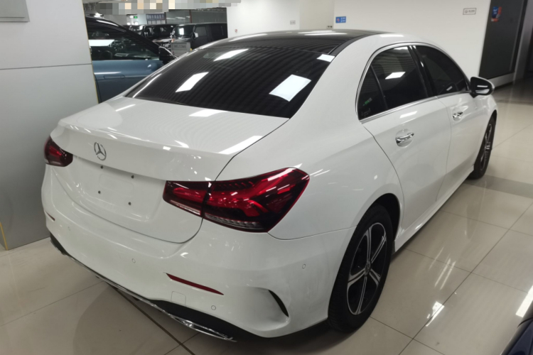 奔驰A级 2022款 改款三 A 200 L 运动轿车时尚型车身外观7