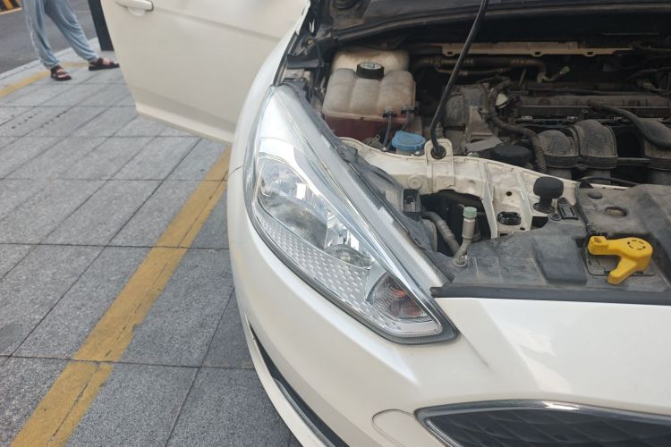 福特 福克斯 2015款 两厢 1.6L 自动风尚型车身外观8