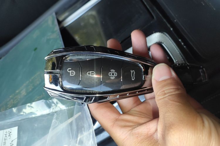 红旗H5 2023款 2.0T 自动智联旗畅版中控内饰7001