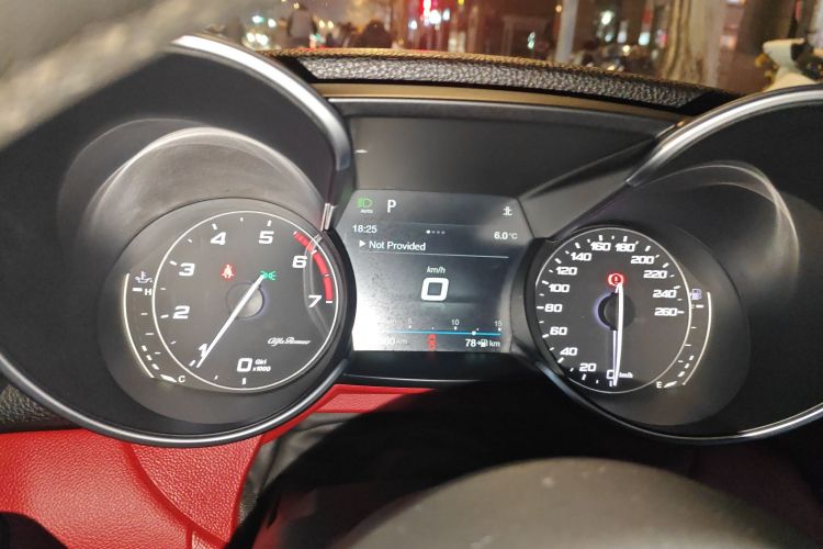 阿尔法·罗密欧 Giulia朱丽叶 2017款 2.0T 280HP Milano限量版中控内饰14