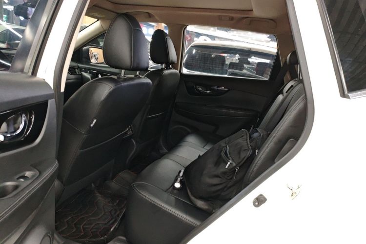 日产 奇骏 2019款 2.0L CVT舒适版 2WD中控内饰7004