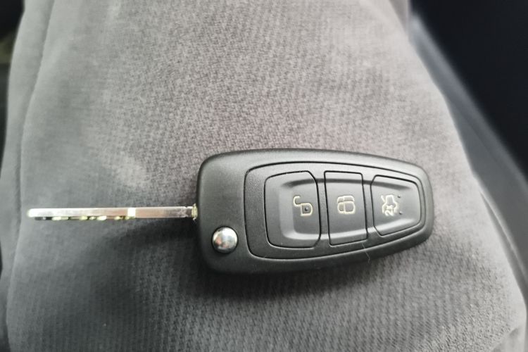 福特 福克斯 2015款 三厢 1.6L 手动风尚型中控内饰11