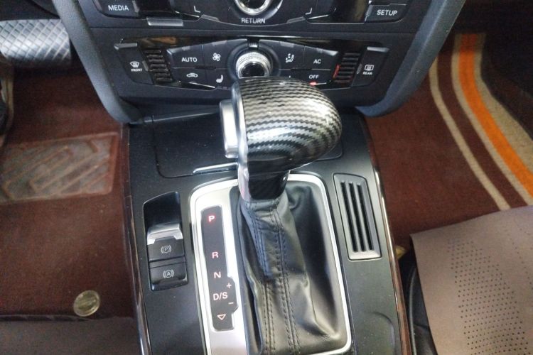 奥迪A4L 2013款 35 TFSI 自动标准型中控内饰18