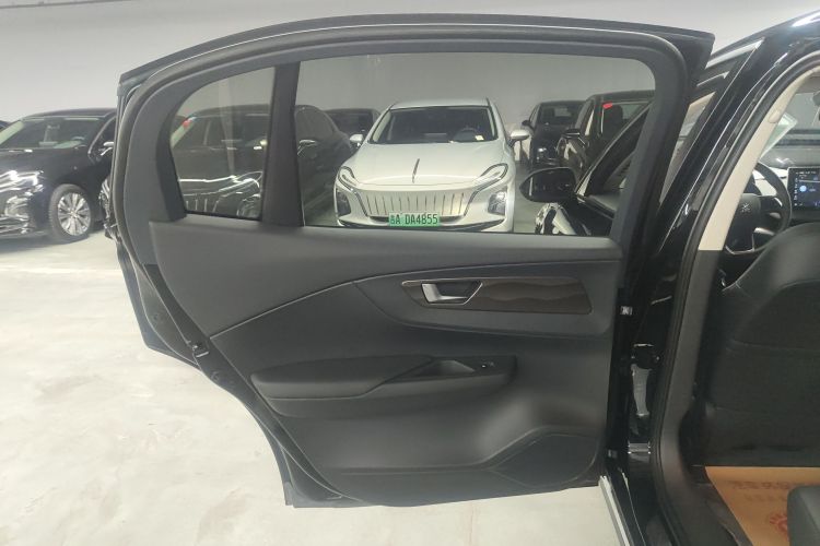 红旗E-QM5 2022款 431km 充电乐享版中控内饰7008