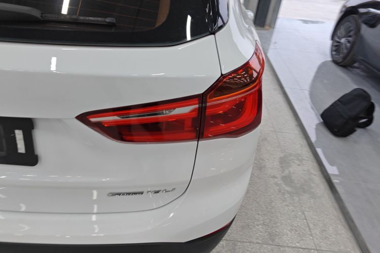 宝马X1 2019款 sDrive18Li 尊享型车身外观9