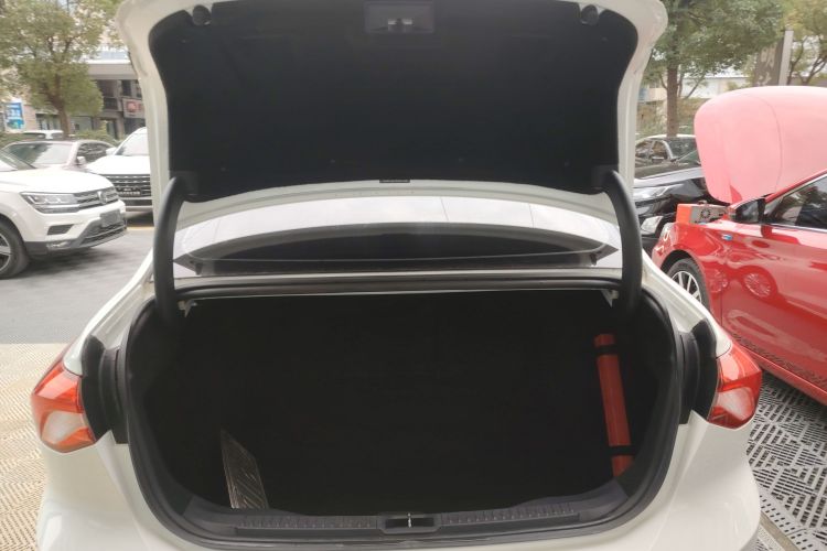 福特 福克斯 2020款 三厢 EcoBoost 180 自动锋潮型机舱底盘23