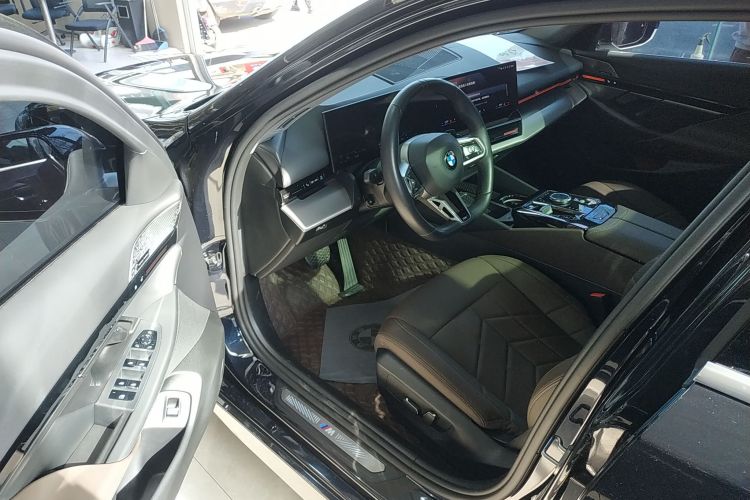 宝马5系 2024款 525Li M运动套装中控内饰7003