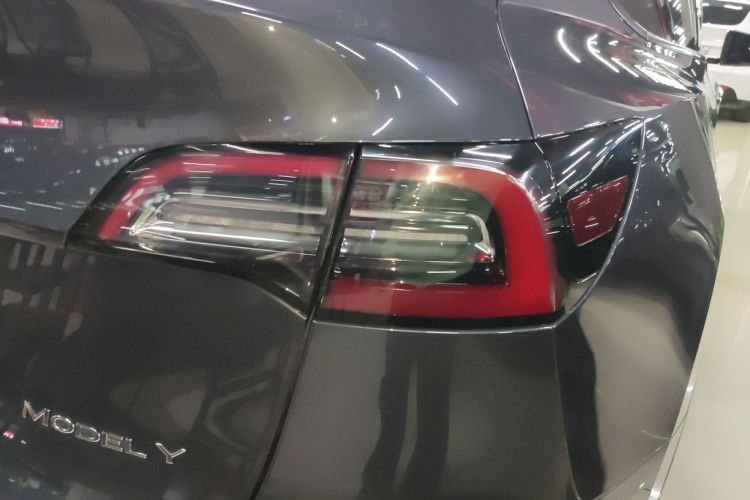 特斯拉 Model Y 2022款 长续航全轮驱动版车身外观9