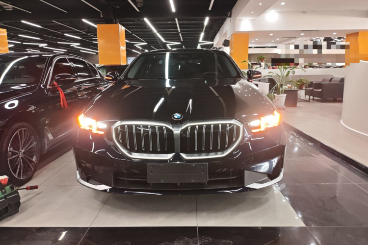 宝马5系 2024款 530Li 领先型 豪华套装车身外观2