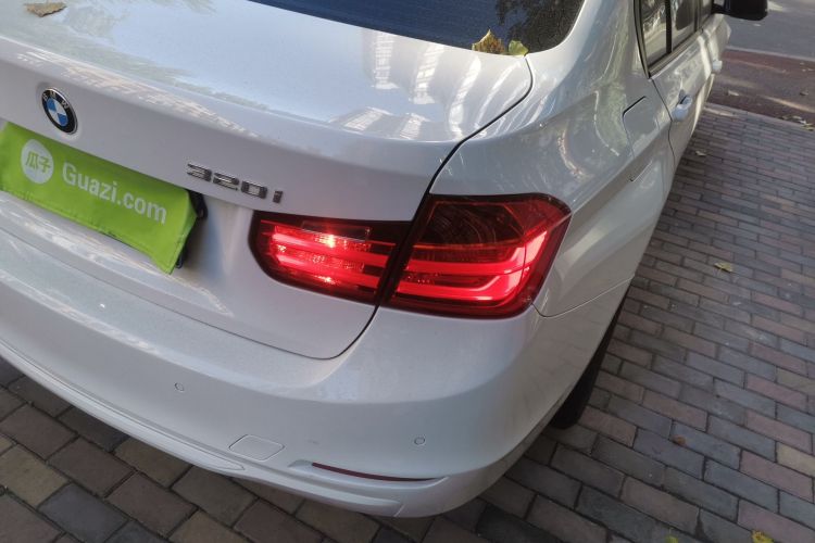 宝马3系 2015款 320i 时尚型车身外观9