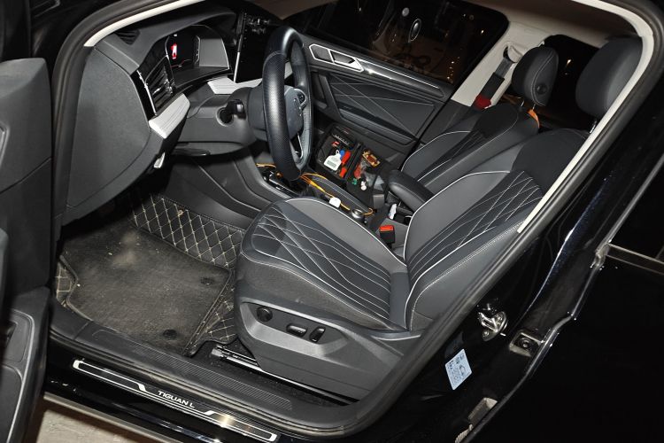 大众 途观L 2025款 出众款 300TSI 自动两驱龙腾版中控内饰19